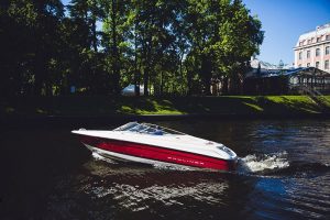 Катер Bayliner2