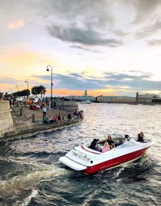 Катер Bayliner 2