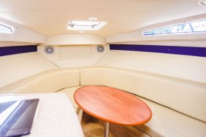 Катер Bayliner вид каюта